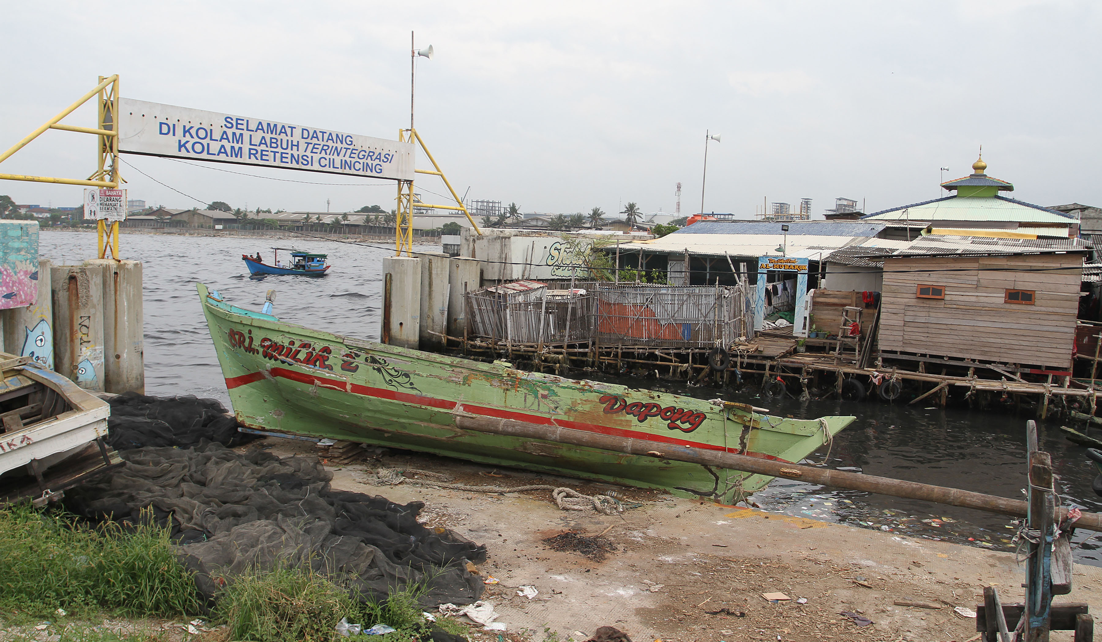 Tanggul laut dikawasan Kalibaru, Jakarta. (Agus Priatna/SinPo.id)