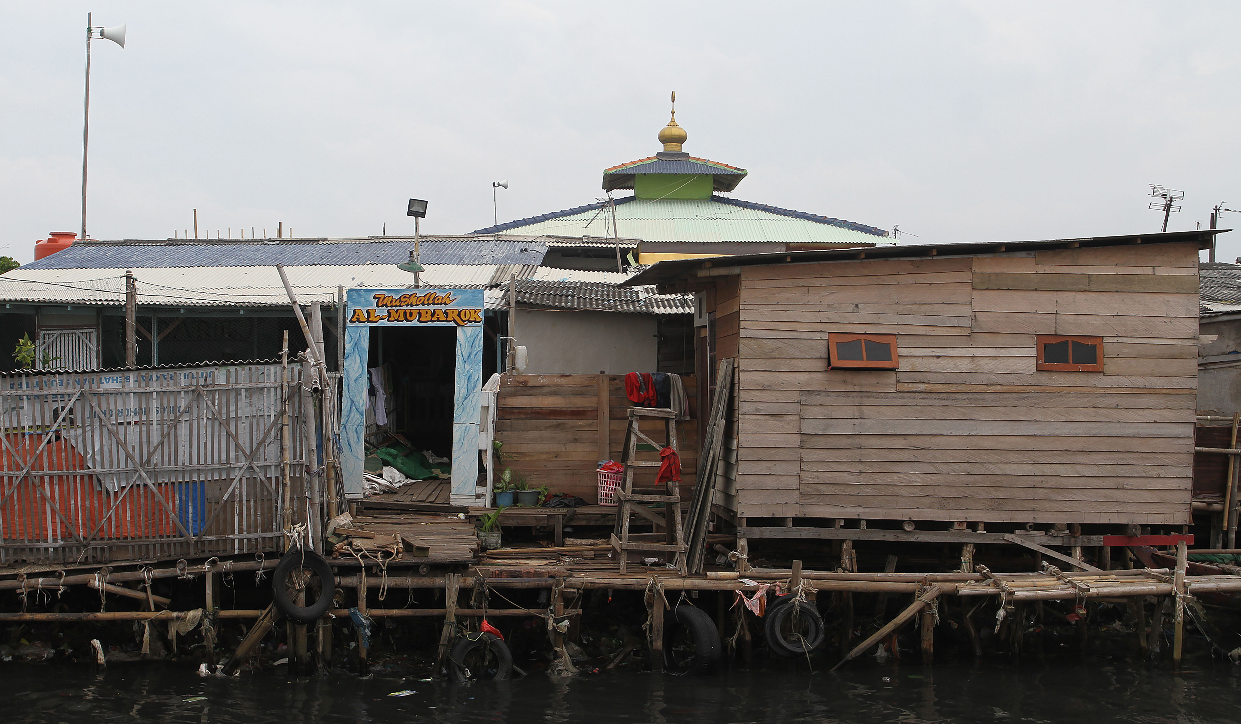 Tanggul laut dikawasan Kalibaru, Jakarta. (Agus Priatna/SinPo.id)