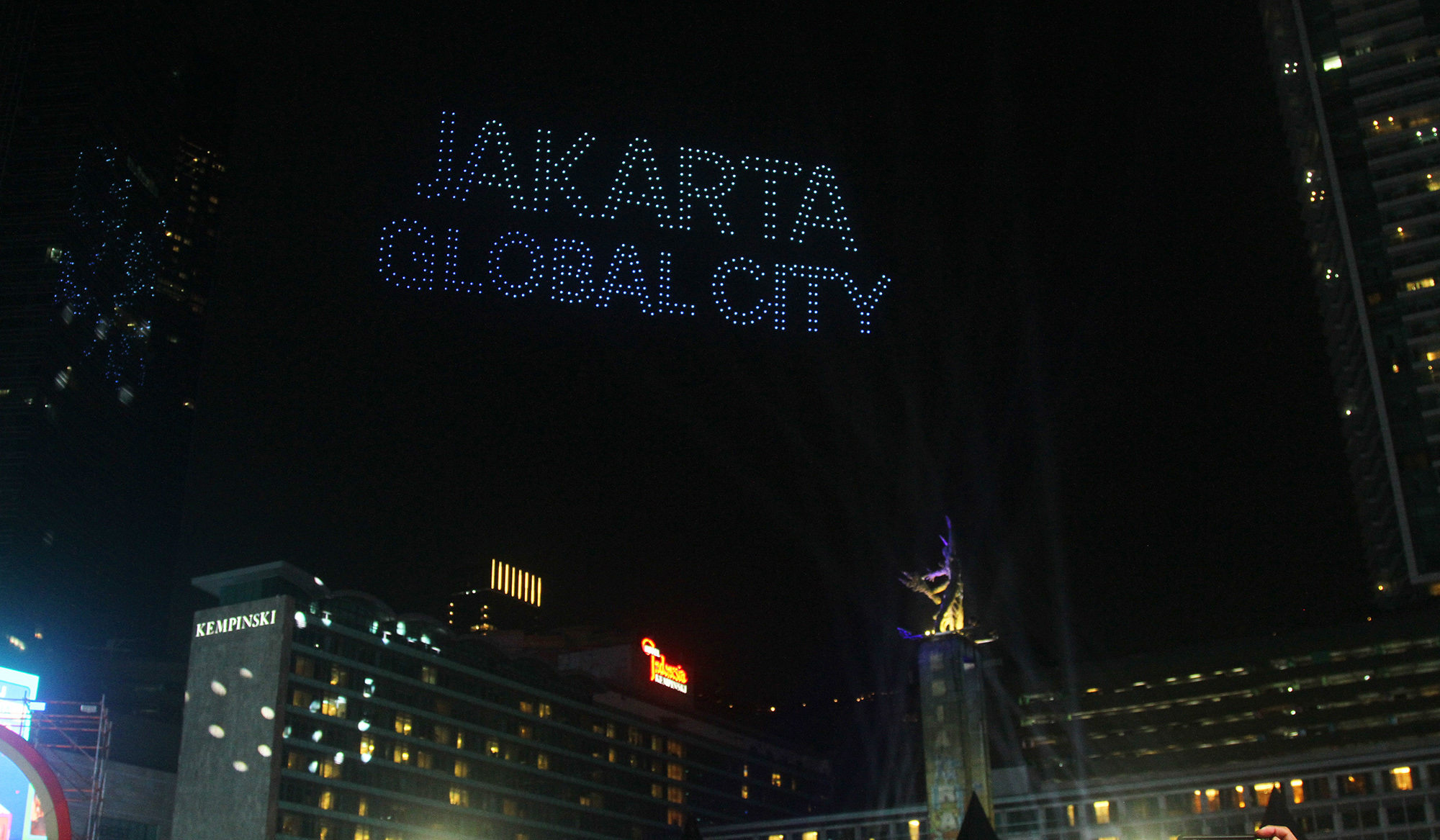 Atraksi drone di Bundaran HI. (Agus Priatna/SinPo.id)