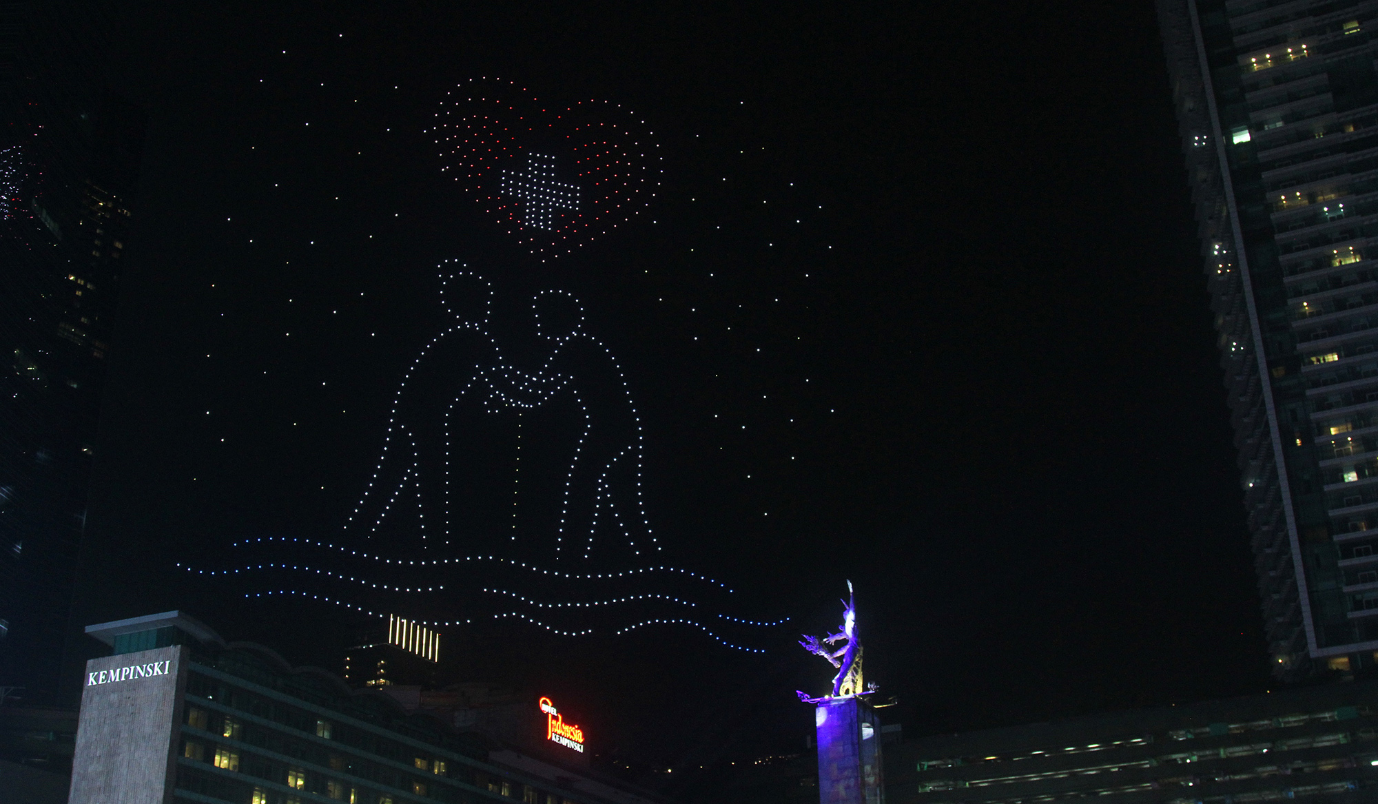 Atraksi drone di Bundaran HI. (Agus Priatna/SinPo.id)