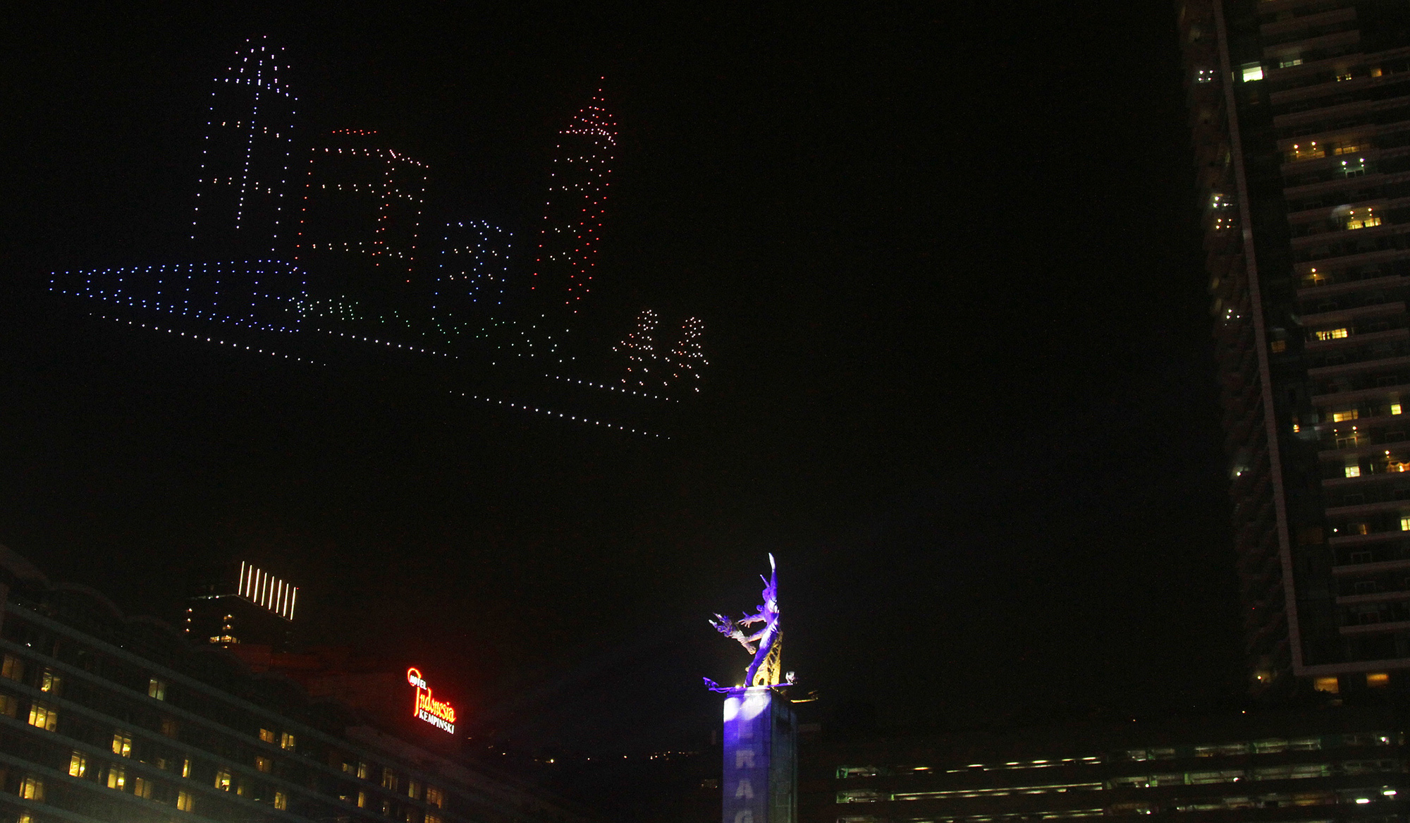 Atraksi drone di Bundaran HI. (Agus Priatna/SinPo.id)