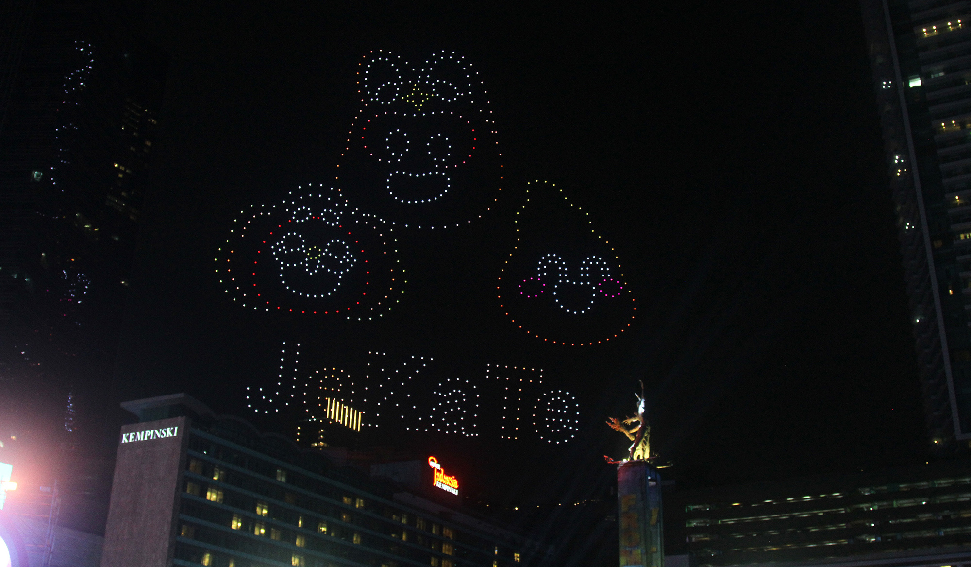 Atraksi drone di Bundaran HI. (Agus Priatna/SinPo.id)