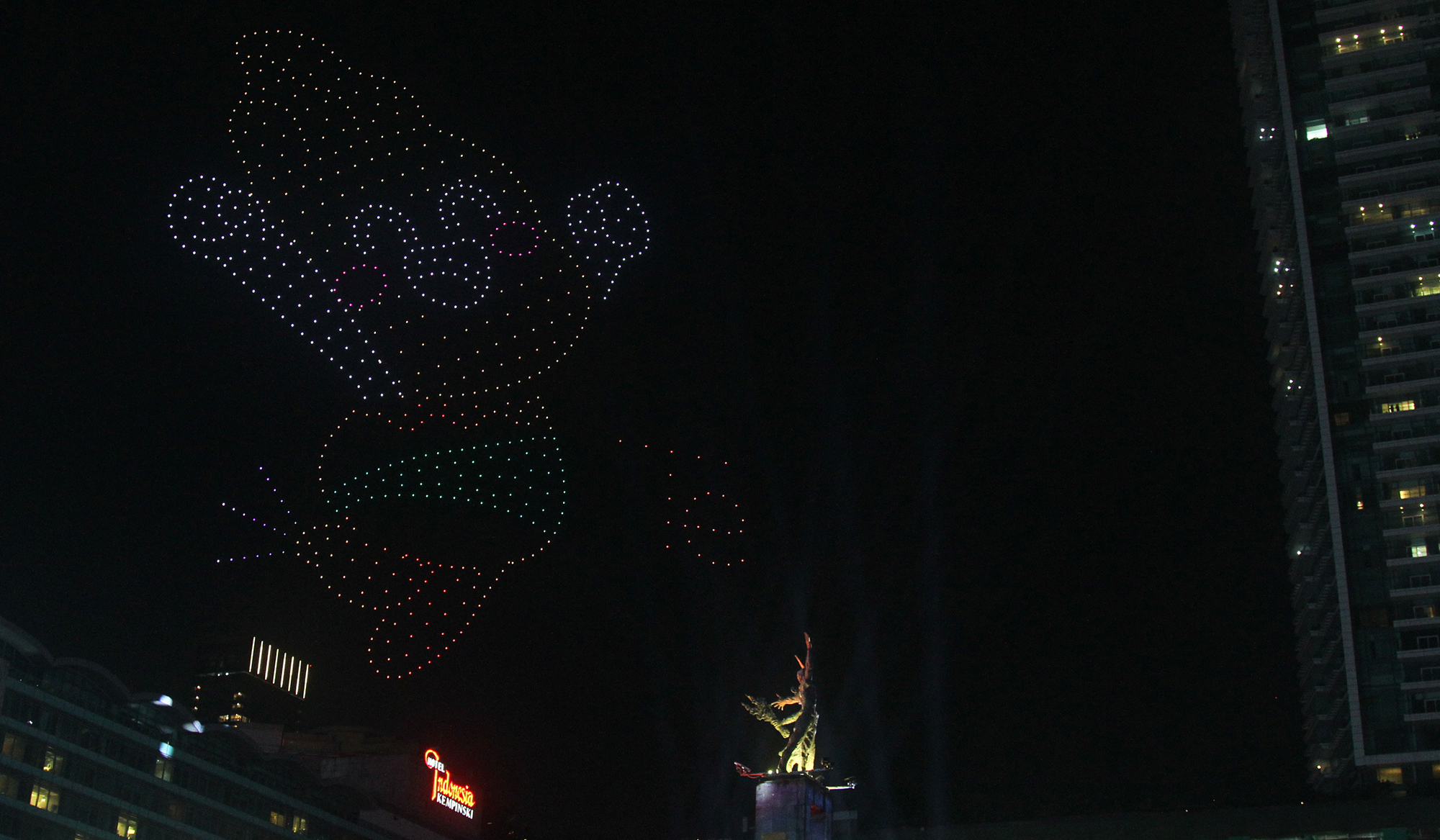 Atraksi drone di Bundaran HI. (Agus Priatna/SinPo.id)