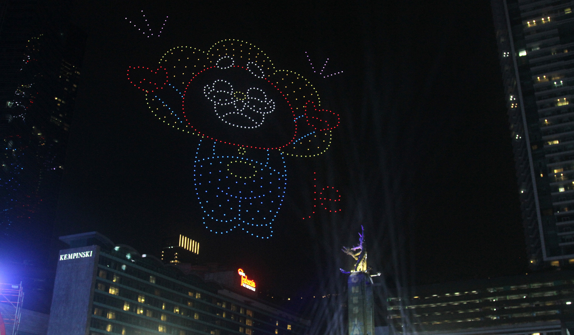 Atraksi drone di Bundaran HI. (Agus Priatna/SinPo.id)