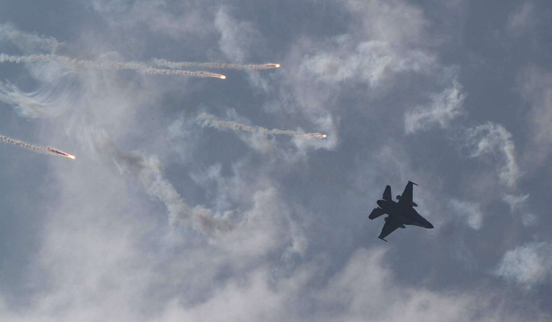 Atraksi pesawat meriahkan HUT ke 80 RI. (Agus Priatna/SinPo.id)