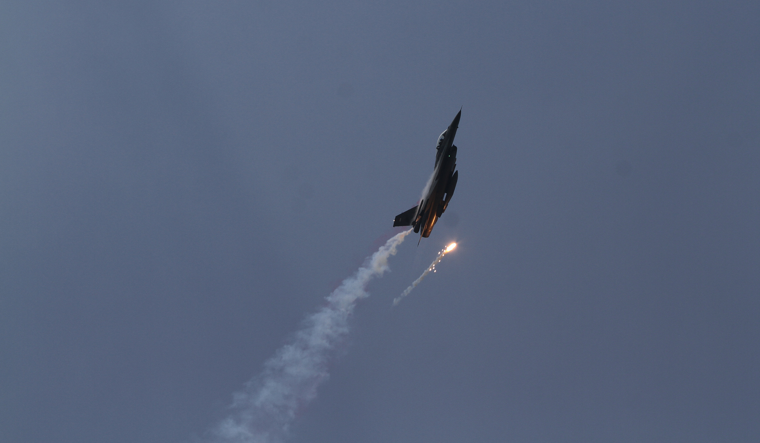 Atraksi pesawat meriahkan HUT ke 80 RI. (Agus Priatna/SinPo.id)