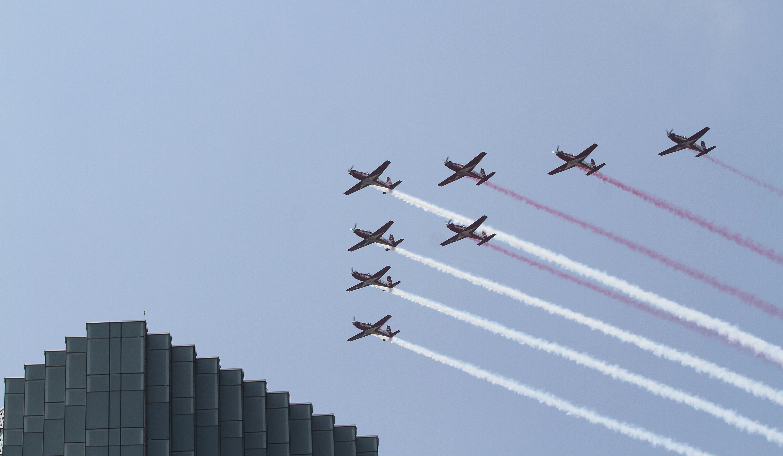 Atraksi pesawat meriahkan HUT ke 80 RI. (Agus Priatna/SinPo.id)