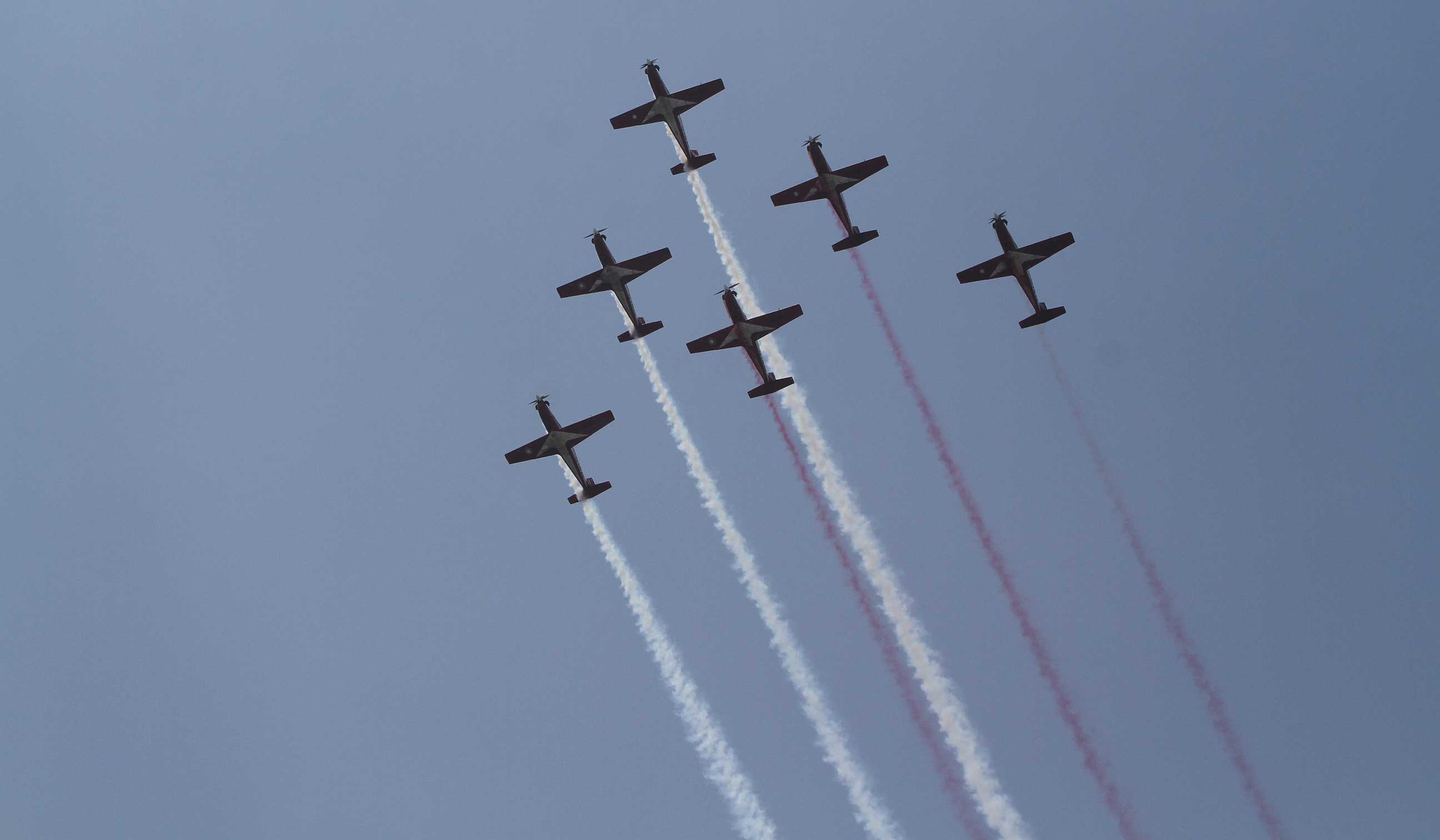 Atraksi pesawat meriahkan HUT ke 80 RI. (Agus Priatna/SinPo.id)