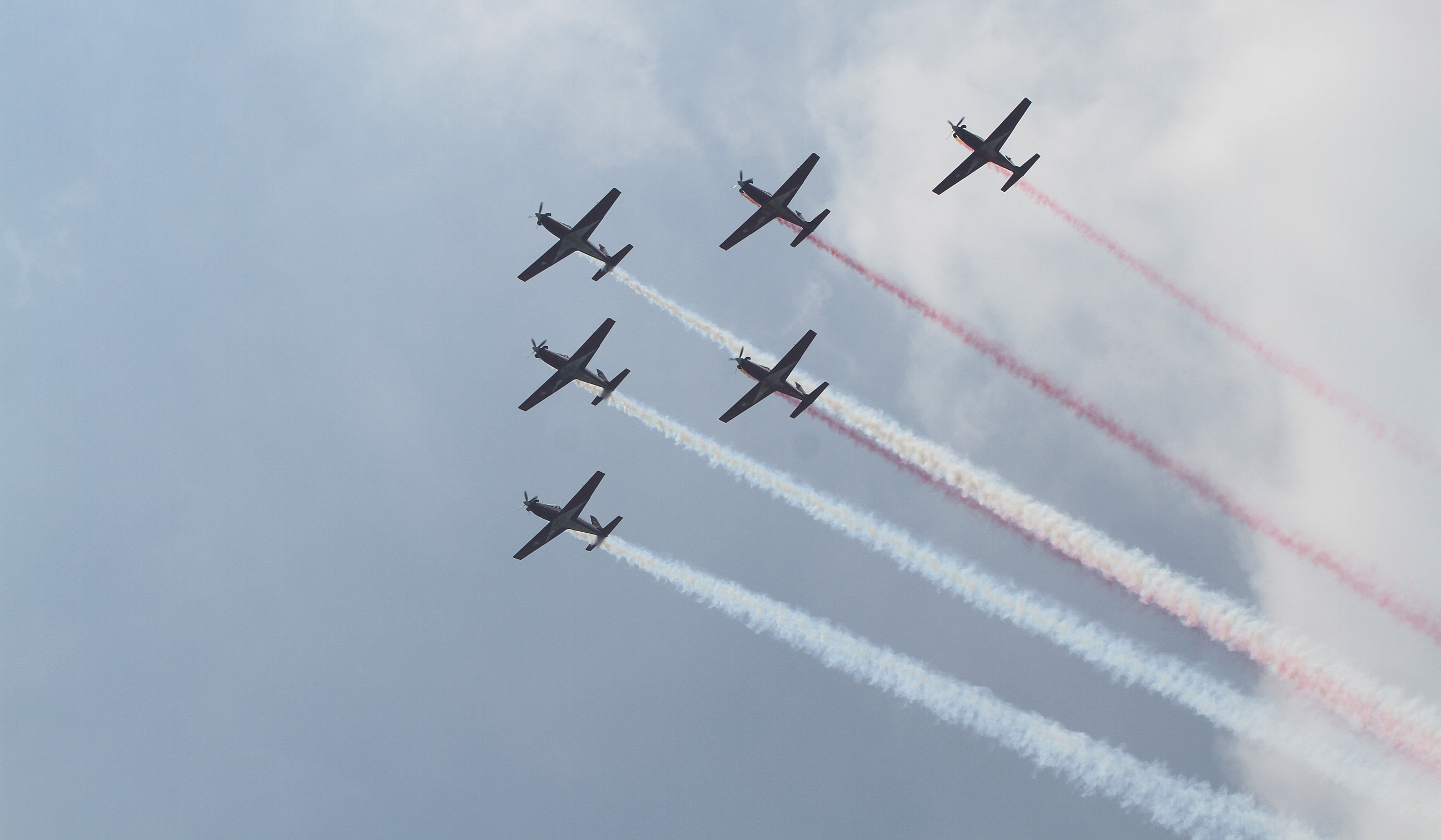 Atraksi pesawat meriahkan HUT ke 80 RI. (Agus Priatna/SinPo.id)