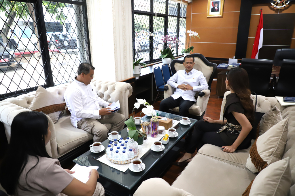 Jajaran redaksi Sinpo TV melakukan audiensi dengan Menteri Transmigrasi Iftitah Sulaiman Suryanagara (Ashar/SinPo.id)