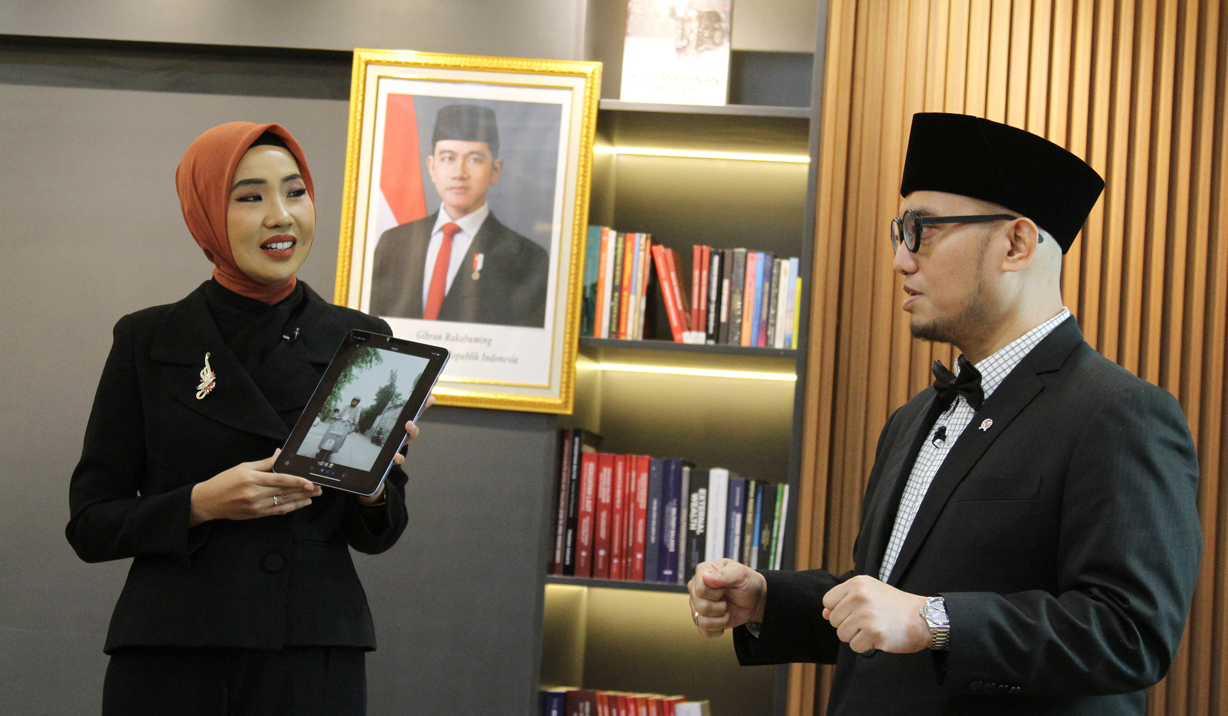 Wakil Menteri Haji dan Umrah RI Dahnil Anzar Simanjutak, saat menerima audiensi redaksi SinPo TV. (Agus Priatna/SinPo.id)