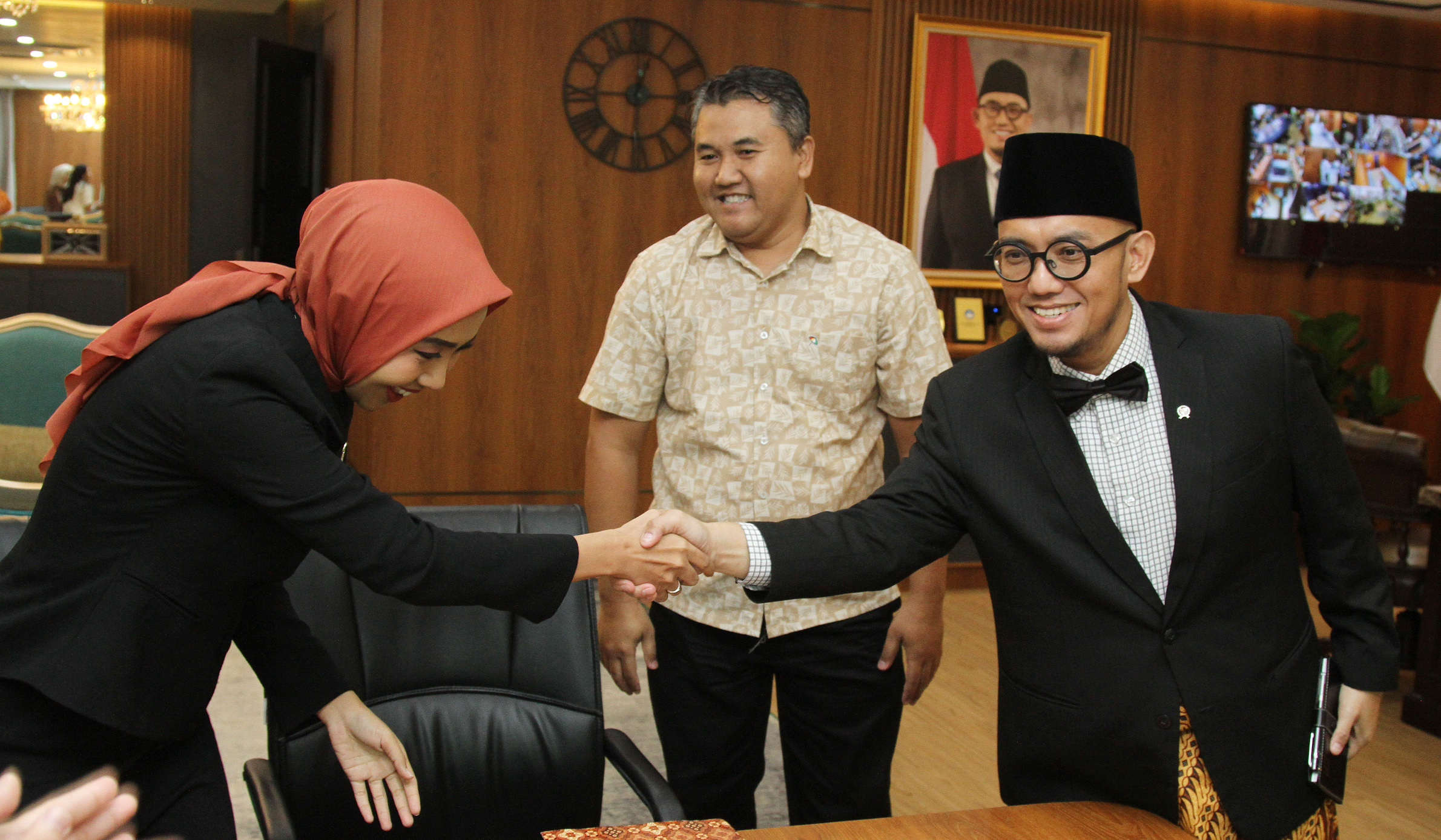 Wakil Menteri Haji dan Umrah RI Dahnil Anzar Simanjutak, saat menerima audiensi redaksi SinPo TV. (Agus Priatna/SinPo.id)