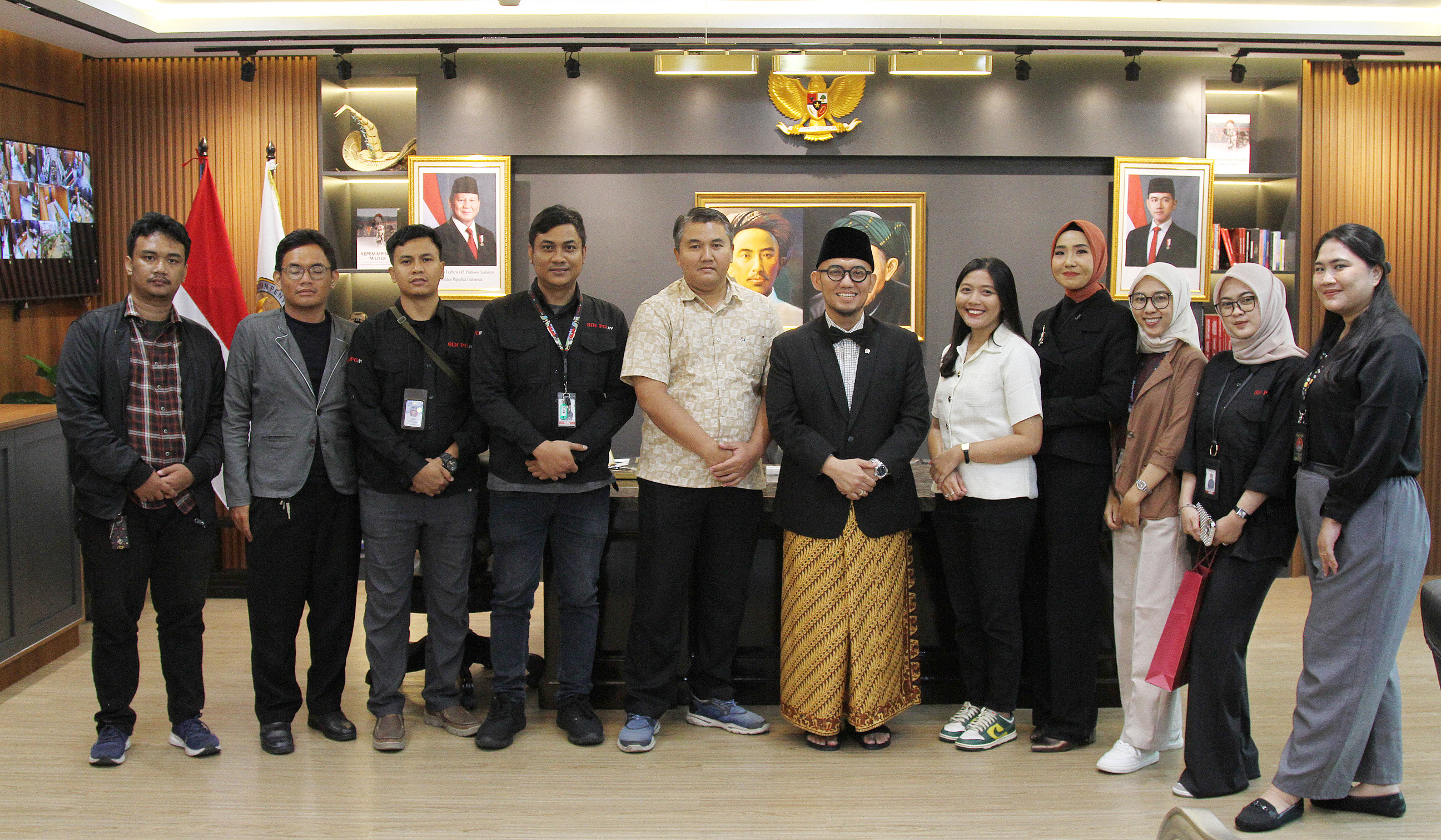 Wakil Menteri Haji dan Umrah RI Dahnil Anzar Simanjutak, saat menerima audiensi redaksi SinPo TV. (Agus Priatna/SinPo.id)