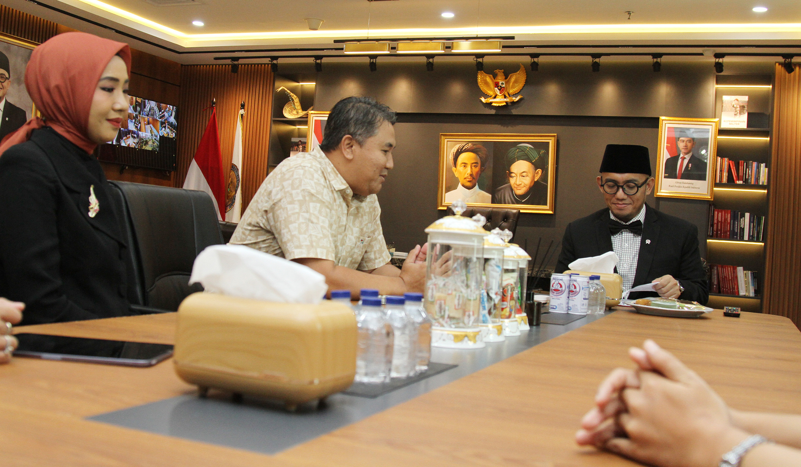 Wakil Menteri Haji dan Umrah RI Dahnil Anzar Simanjutak, saat menerima audiensi redaksi SinPo TV. (Agus Priatna/SinPo.id)