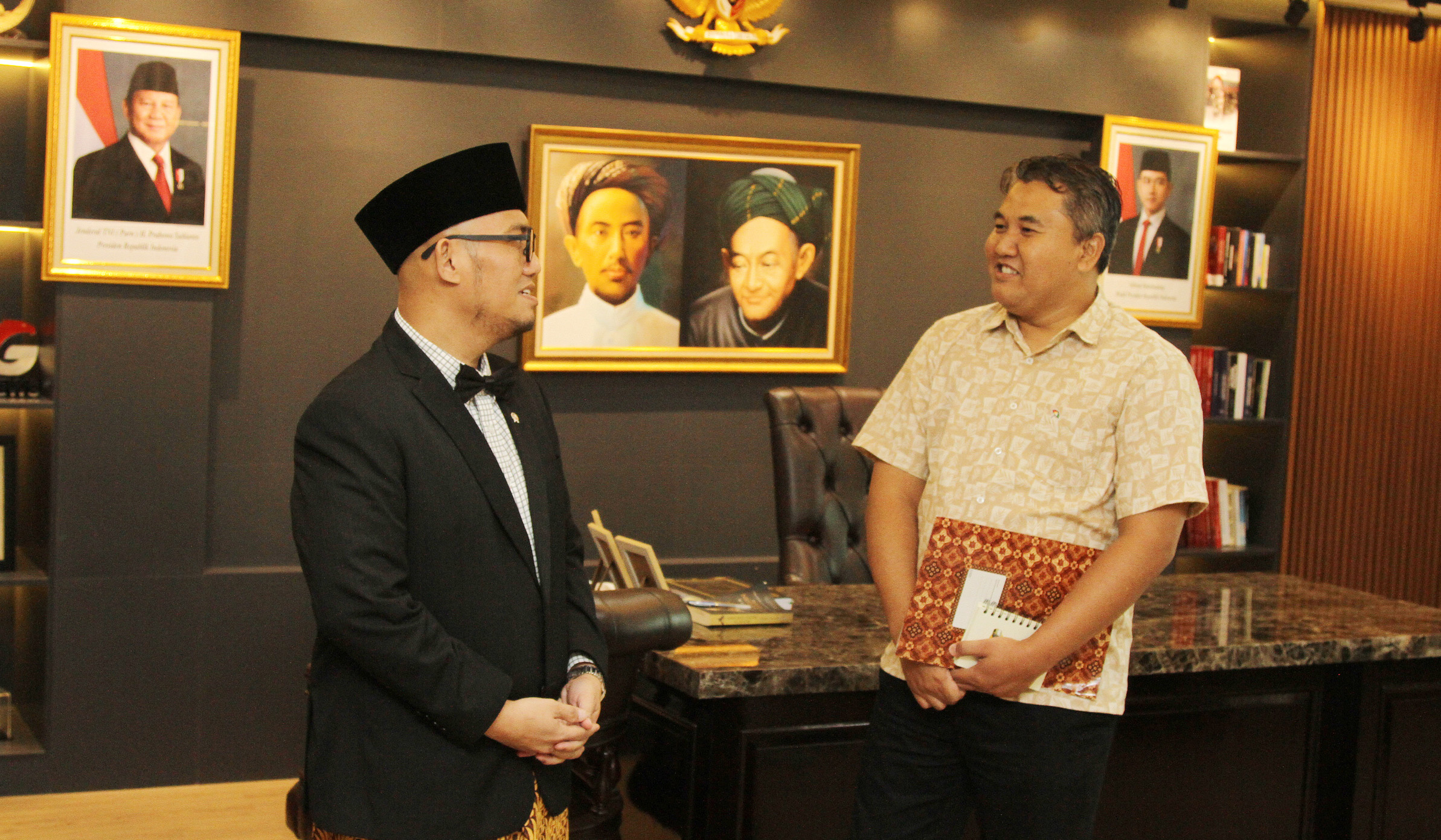 Wakil Menteri Haji dan Umrah RI Dahnil Anzar Simanjutak, saat menerima audiensi redaksi SinPo TV. (Agus Priatna/SinPo.id)