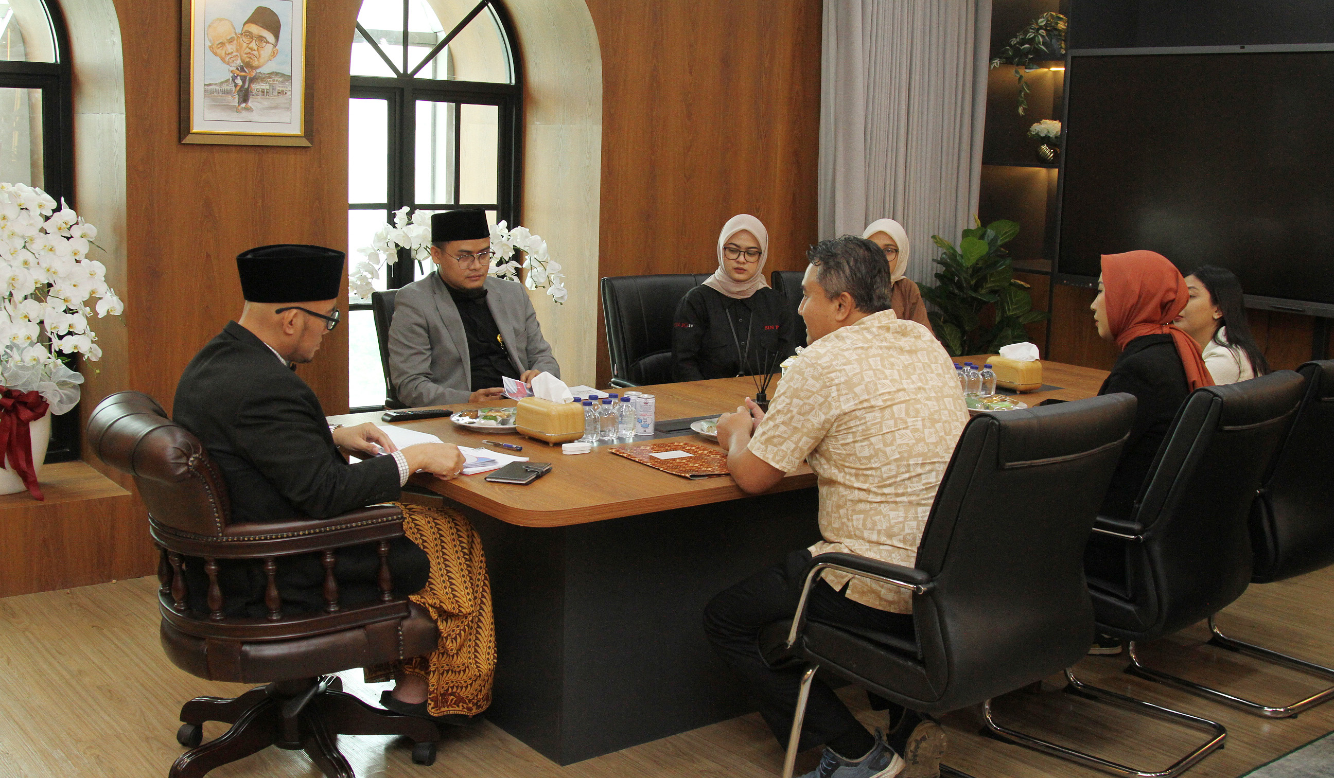 Wakil Menteri Haji dan Umrah RI Dahnil Anzar Simanjutak, saat menerima audiensi redaksi SinPo TV. (Agus Priatna/SinPo.id)