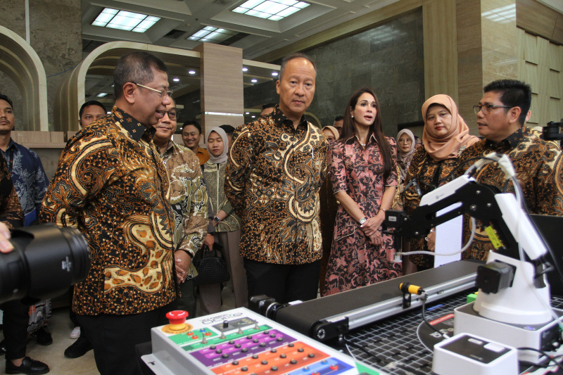 Axioo menyerahkan robotik untuk SMK di lingkungan  BPSDMI (Ashar/SinPo.id)