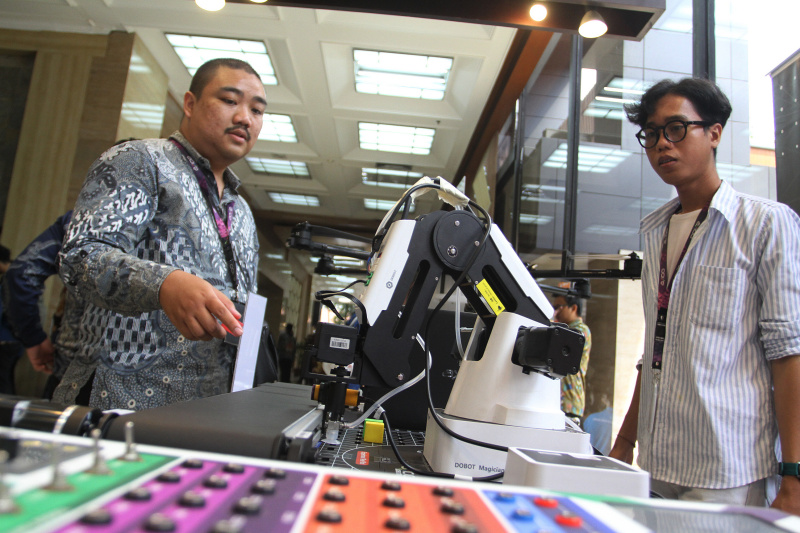 Axioo menyerahkan robotik untuk SMK di lingkungan  BPSDMI (Ashar/SinPo.id)