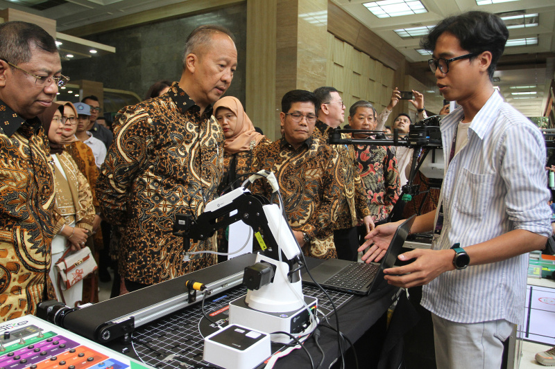 Axioo menyerahkan robotik untuk SMK di lingkungan  BPSDMI (Ashar/SinPo.id)