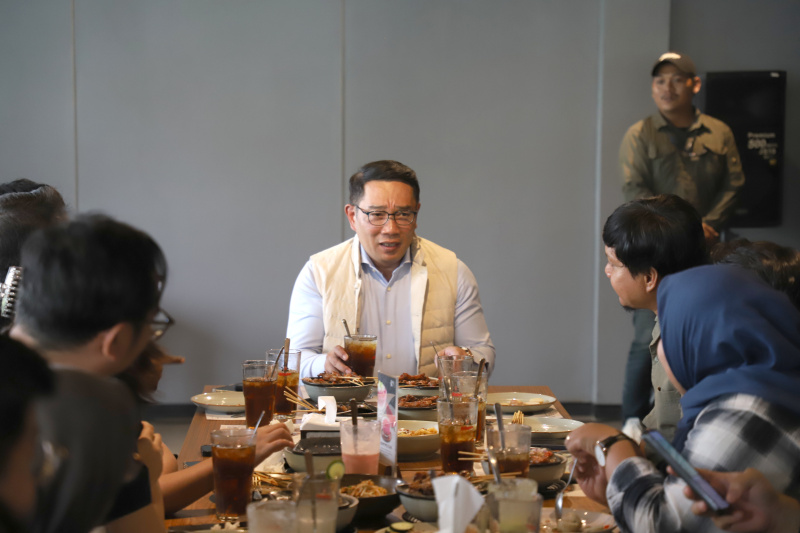 Bacagub DKI Jakarta Ridwan Kamil gelar sharing bersama awak media membahas teknis saat liputan (Ashar/SinPo.id)