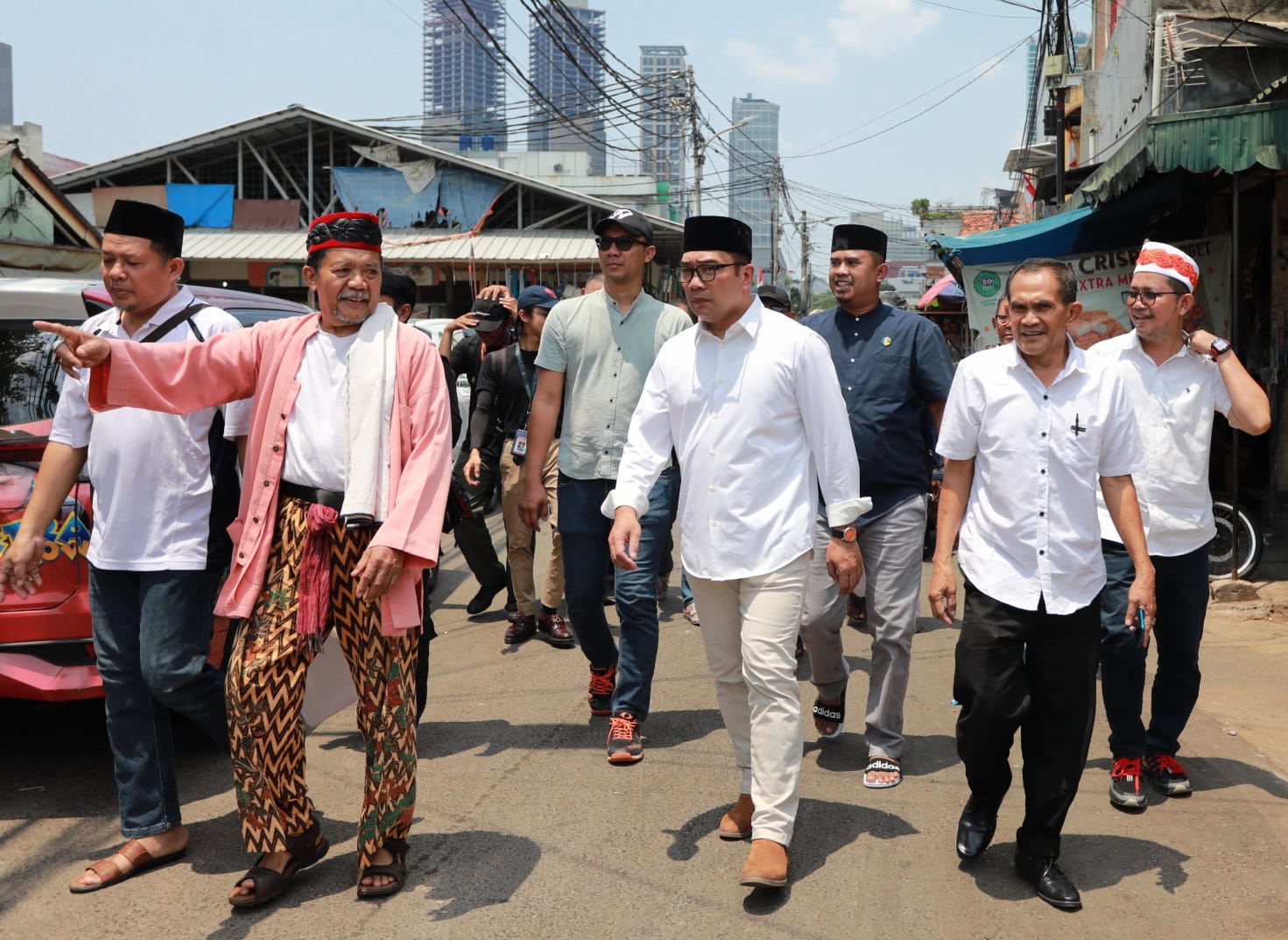 Bacagub Jakarta Ridwan Kamil melakukan kunjungan ke pasar ternak kambing dan sapi Tanah Abang dan akan melakukan revitalisasi nantinya jika terpilih sebagai Gubernur Jakarta (Ashar/SinPo.id)