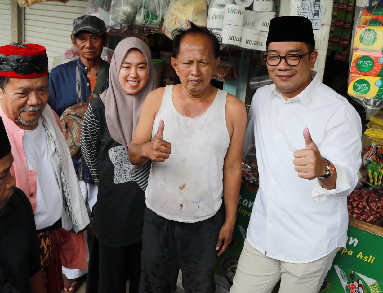 Bacagub Jakarta Ridwan Kamil melakukan kunjungan ke pasar ternak kambing dan sapi Tanah Abang dan akan melakukan revitalisasi nantinya jika terpilih sebagai Gubernur Jakarta (Ashar/SinPo.id)