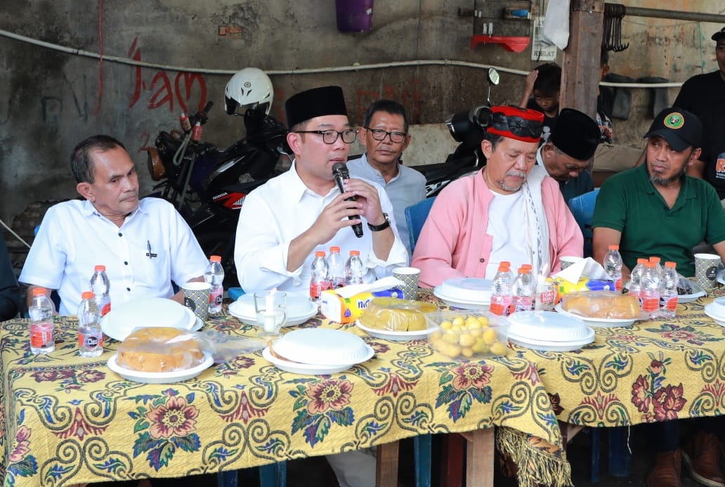 Bacagub Jakarta Ridwan Kamil melakukan kunjungan ke pasar ternak kambing dan sapi Tanah Abang dan akan melakukan revitalisasi nantinya jika terpilih sebagai Gubernur Jakarta (Ashar/SinPo.id)