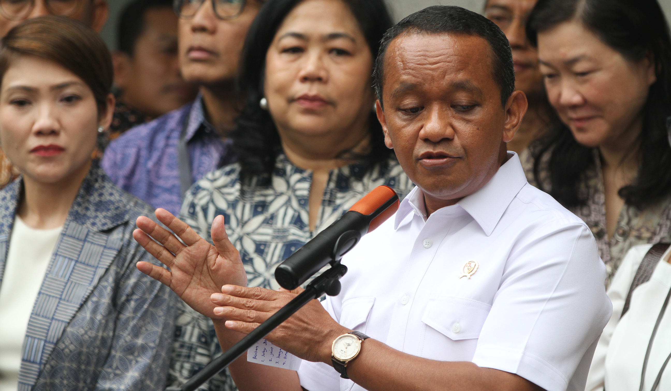 Menteri ESDM memberikan keterangan terkait kelangkaan bbm swasta. (Agus Priatna/SinPo.id)