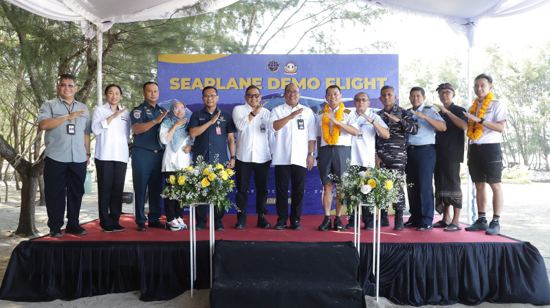 Badan Kebijakan Transportasi (Baketrans) Kementerian Perhubungan melakukan uji coba penerbangan seaplane di Pantai Mertasari Bali (Ashar/SinPo.id)