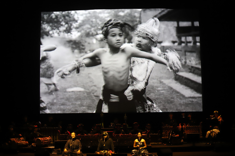 Bakti Budaya Djarum Foundation dan Sutradara Garin Nugroho gelar pertunjukan film Samsara yang dimana kehidupan selalu berhubungan dengan ilmu mistis (Ashar/SinPo.id)