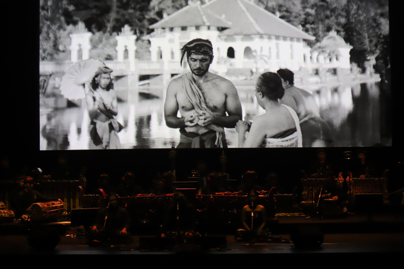 Bakti Budaya Djarum Foundation dan Sutradara Garin Nugroho gelar pertunjukan film Samsara yang dimana kehidupan selalu berhubungan dengan ilmu mistis (Ashar/SinPo.id)