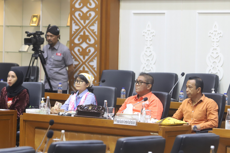 Wakil Presiden Partai Buruh Jumisih (dua dari kiri) (SinPo.id/ Ashar)