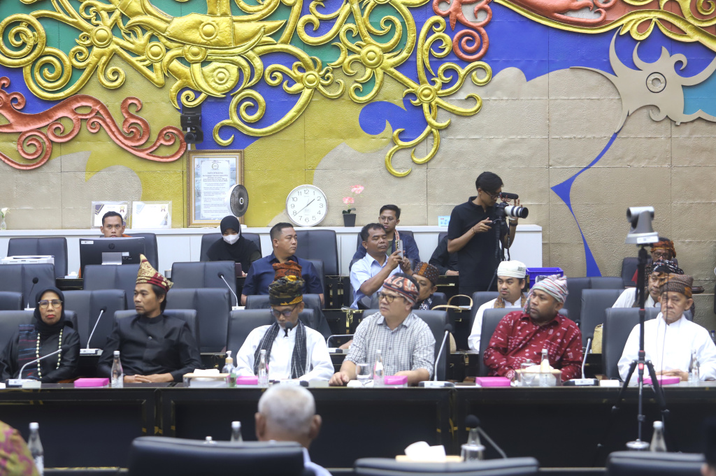 Baleg DPR menggelar RDPU Pleno dengan Koalisi Masyarakat Sipil mengawal Penyusunan RUU tentang Masyarakat Adat (Ashar/SinPo.id)