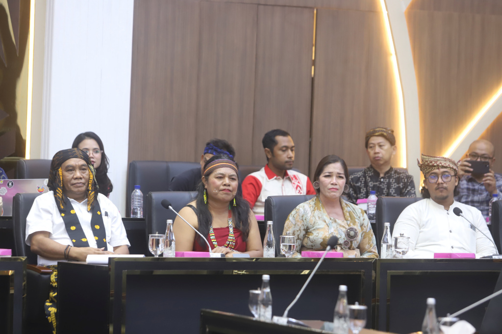 Baleg DPR menggelar RDPU Pleno dengan Koalisi Masyarakat Sipil mengawal Penyusunan RUU tentang Masyarakat Adat (Ashar/SinPo.id)