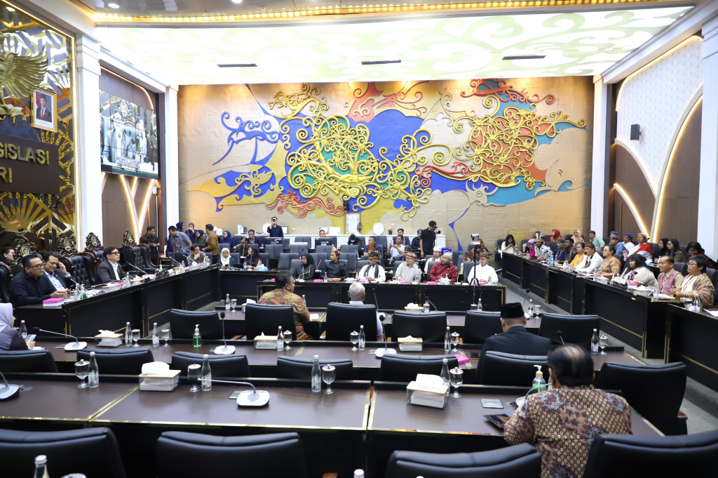 Baleg DPR menggelar RDPU Pleno dengan Koalisi Masyarakat Sipil mengawal Penyusunan RUU tentang Masyarakat Adat (Ashar/SinPo.id)