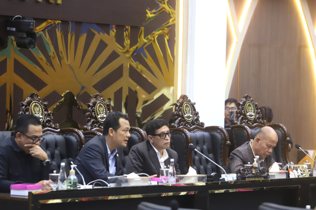 Baleg DPR menggelar RDPU Pleno dengan Koalisi Masyarakat Sipil mengawal Penyusunan RUU tentang Masyarakat Adat (Ashar/SinPo.id)