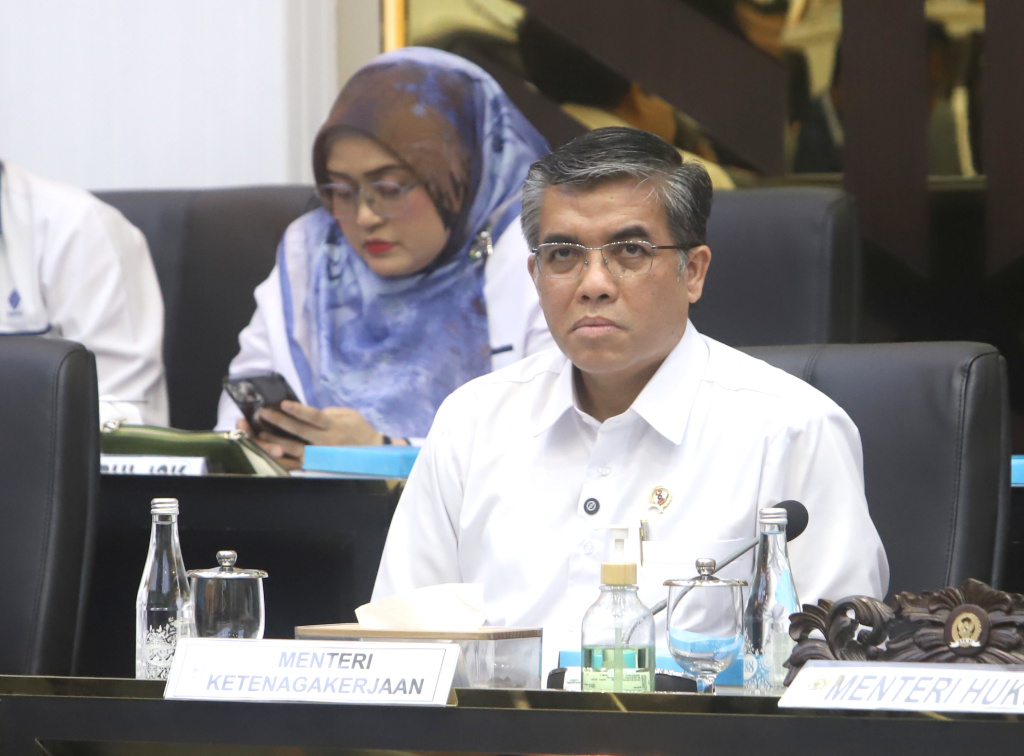Baleg DPR menggelar raker dengan Menaker Yassierli dan Menteri PPPA  Arifatul Choiri Fauzi membahas RUU PRT (Ashar/SinPo.id)