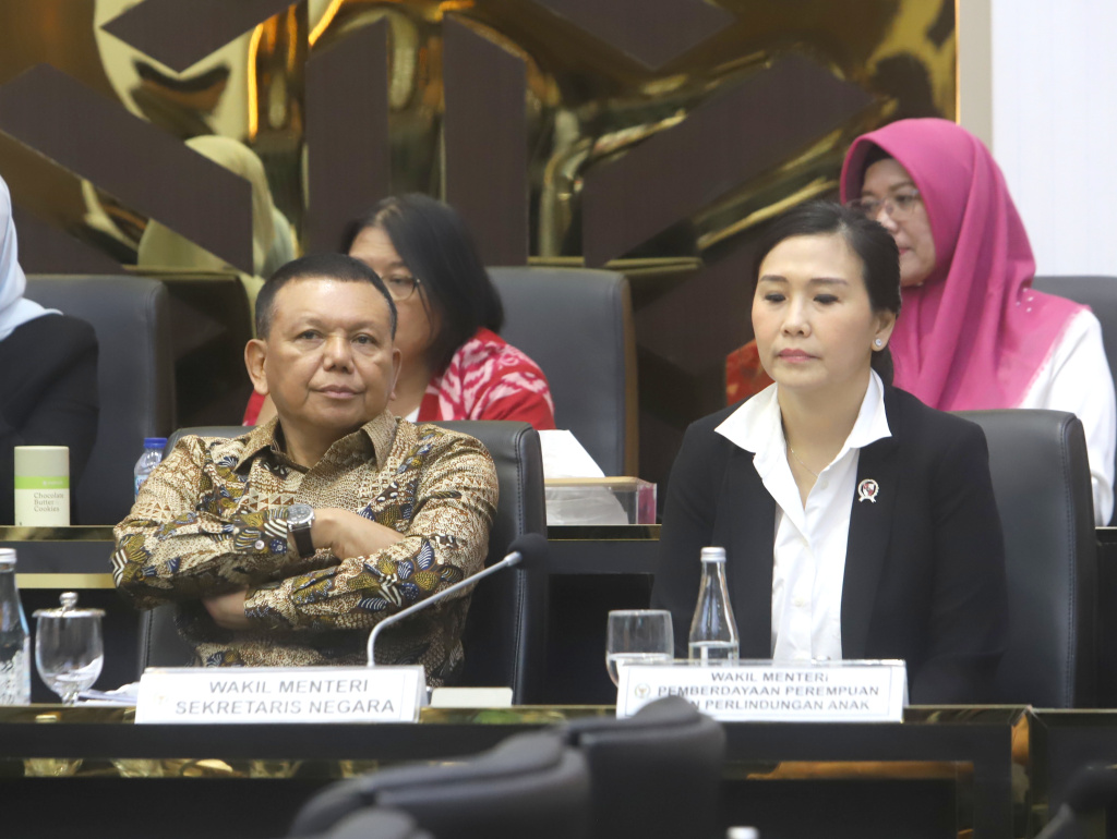 Baleg DPR menggelar raker dengan Menaker Yassierli dan Menteri PPPA  Arifatul Choiri Fauzi membahas RUU PRT (Ashar/SinPo.id)