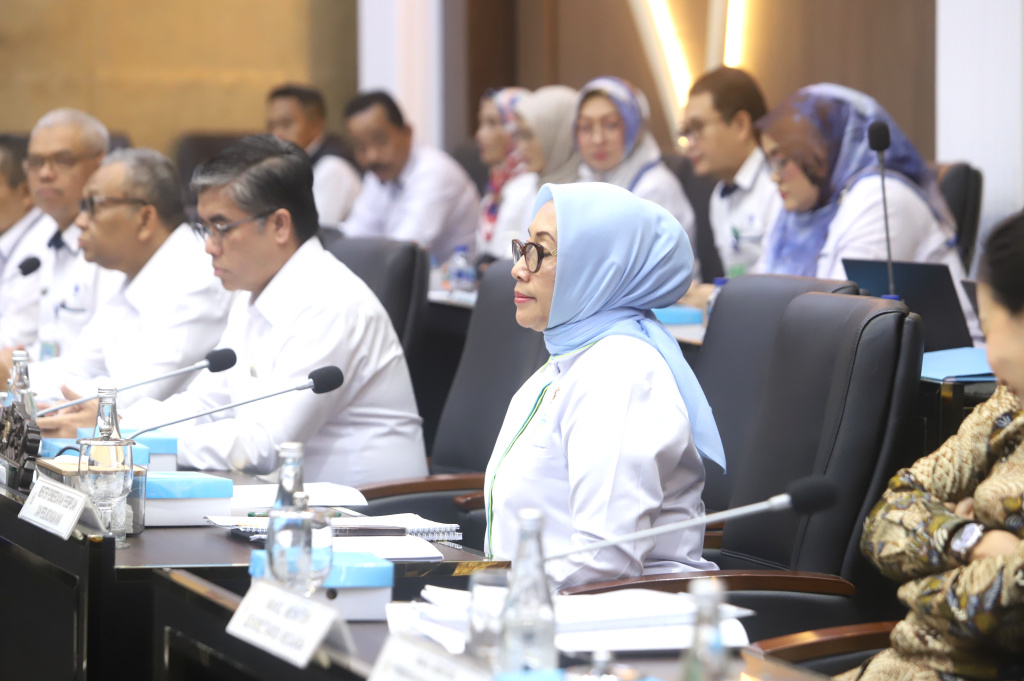 Baleg DPR menggelar raker dengan Menaker Yassierli dan Menteri PPPA  Arifatul Choiri Fauzi membahas RUU PRT (Ashar/SinPo.id)