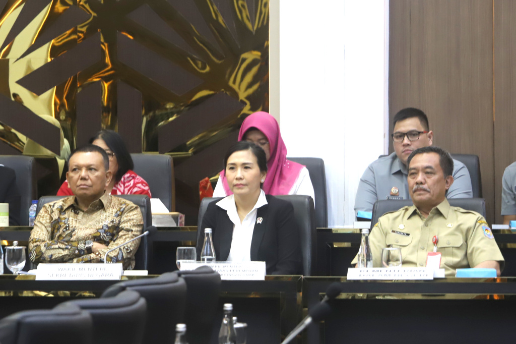 Baleg DPR menggelar raker dengan Menaker Yassierli dan Menteri PPPA  Arifatul Choiri Fauzi membahas RUU PRT (Ashar/SinPo.id)