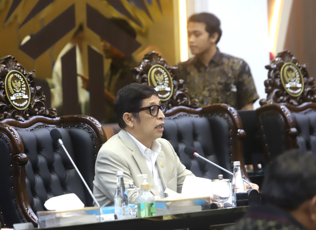 Baleg DPR menggelar raker dengan Menaker Yassierli dan Menteri PPPA  Arifatul Choiri Fauzi membahas RUU PRT (Ashar/SinPo.id)