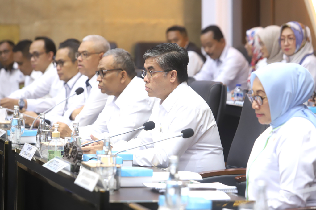 Baleg DPR menggelar raker dengan Menaker Yassierli dan Menteri PPPA  Arifatul Choiri Fauzi membahas RUU PRT (Ashar/SinPo.id)