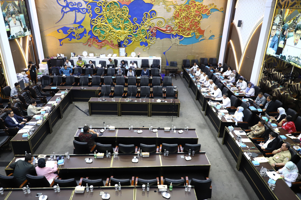 Baleg DPR menggelar raker dengan Menaker Yassierli dan Menteri PPPA  Arifatul Choiri Fauzi membahas RUU PRT (Ashar/SinPo.id)