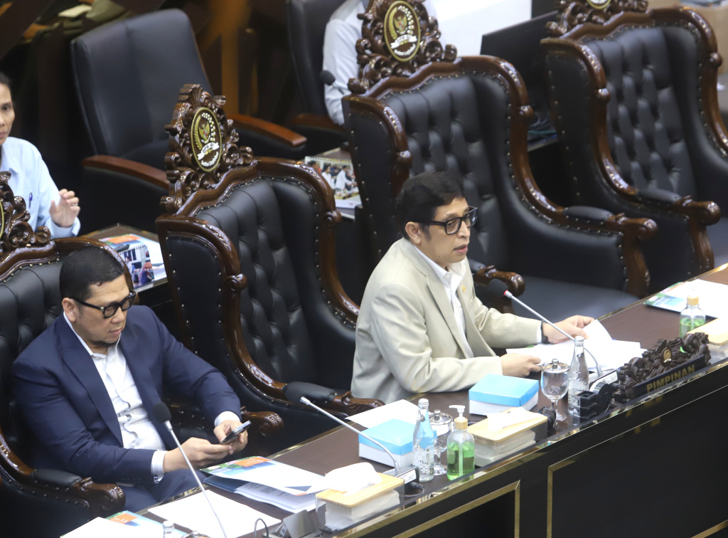 Baleg DPR menggelar raker dengan Menaker Yassierli dan Menteri PPPA  Arifatul Choiri Fauzi membahas RUU PRT (Ashar/SinPo.id)