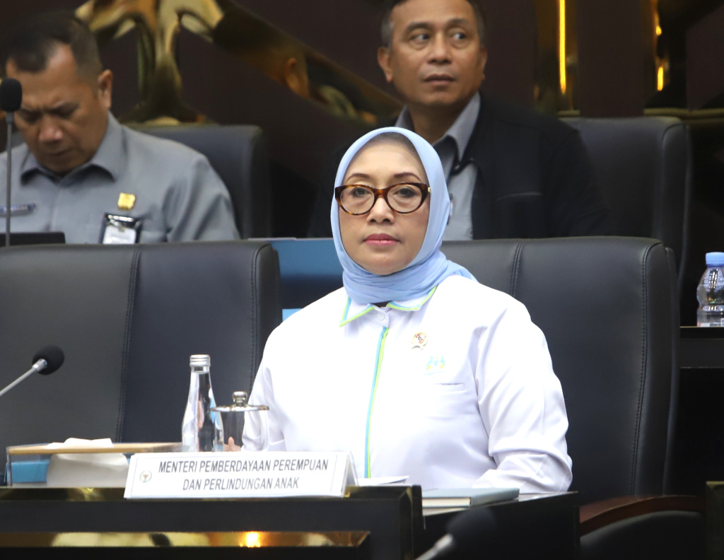 Baleg DPR menggelar raker dengan Menaker Yassierli dan Menteri PPPA  Arifatul Choiri Fauzi membahas RUU PRT (Ashar/SinPo.id)
