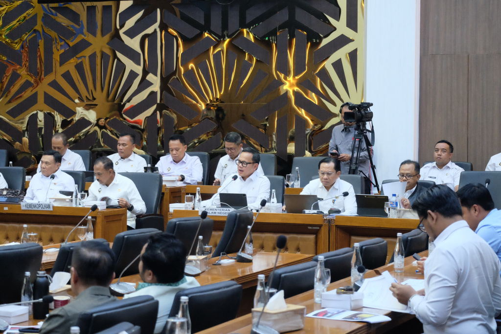 Baleg DPR menggelar raker dengan Menkopolkam dan Wamendag membahas Revisi RUU Pemerintahan Aceh (Ashar/SinPo.id)