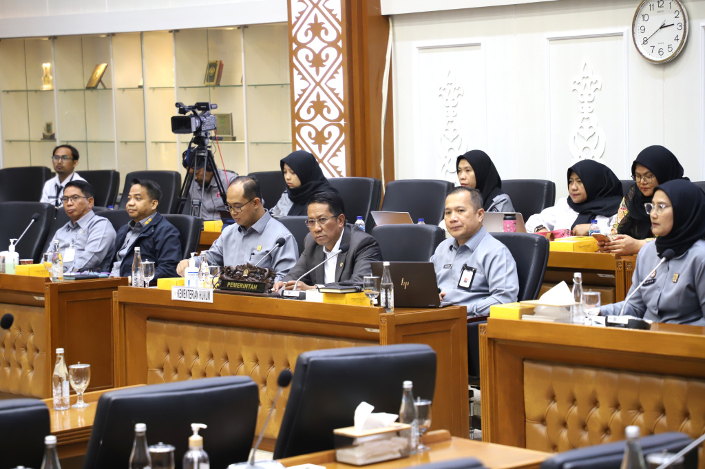Baleg DPR dan Menteri Hukum Supratman Andi Agtas gelar rapat membahas RUU Perampasan Aset (Ashar/SinPo.id)