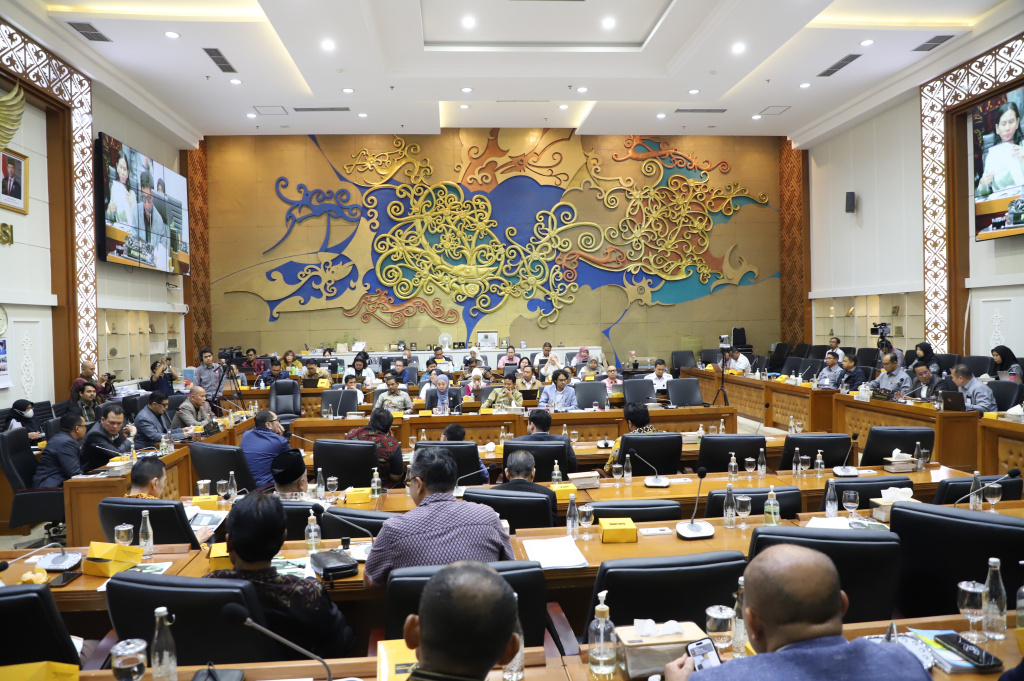 Baleg DPR dan Menteri Hukum Supratman Andi Agtas gelar rapat membahas RUU Perampasan Aset (Ashar/SinPo.id)