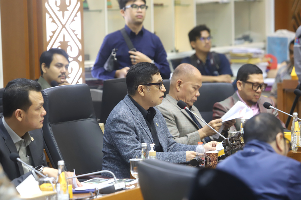 Baleg DPR dan Menteri Hukum Supratman Andi Agtas gelar rapat membahas RUU Perampasan Aset (Ashar/SinPo.id)