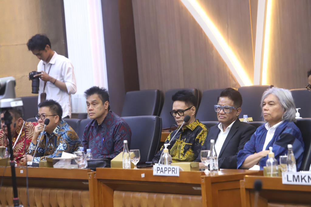 Baleg DPR menggelar Rapat Pleno dengan PAPPRI, LMKN dan VNT Network membahas RUU Hak Cipta (Ashar/SinPo.id)